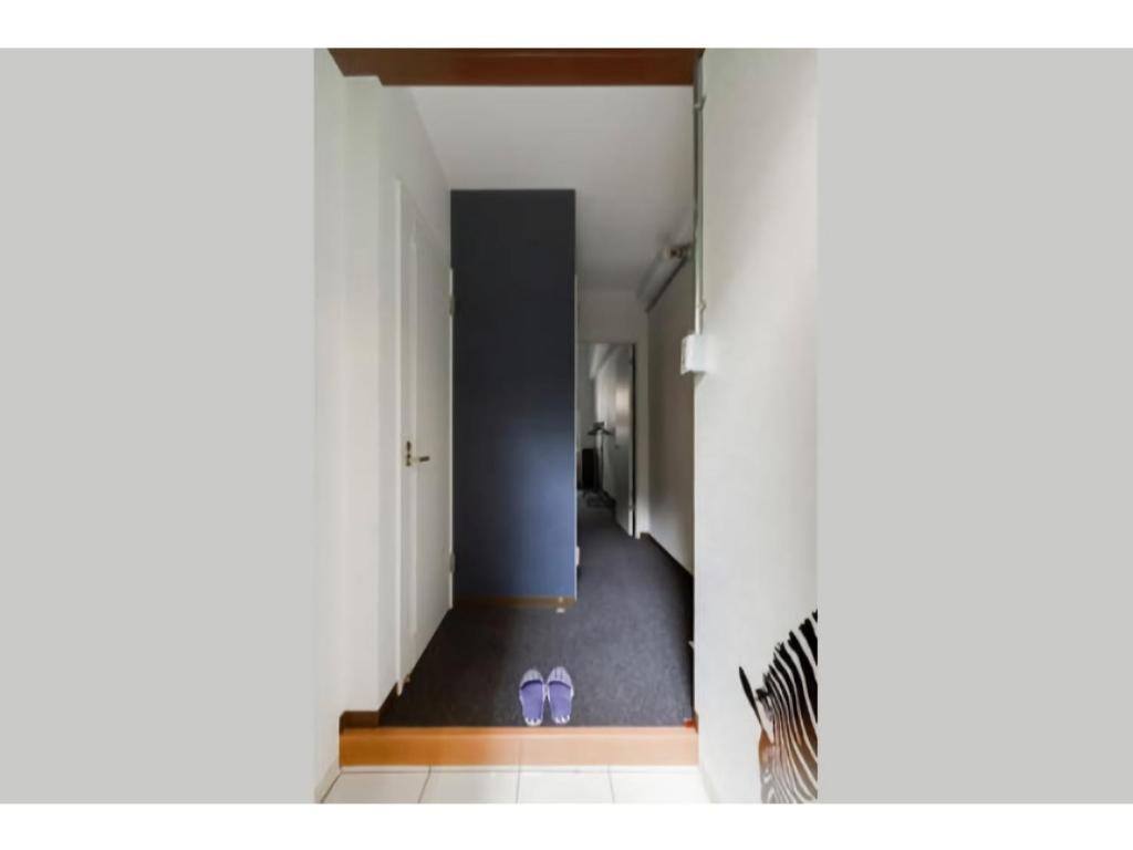大阪OAK Yasaka / Vacation STAY 477的走廊里,房间里有一双紫色鞋