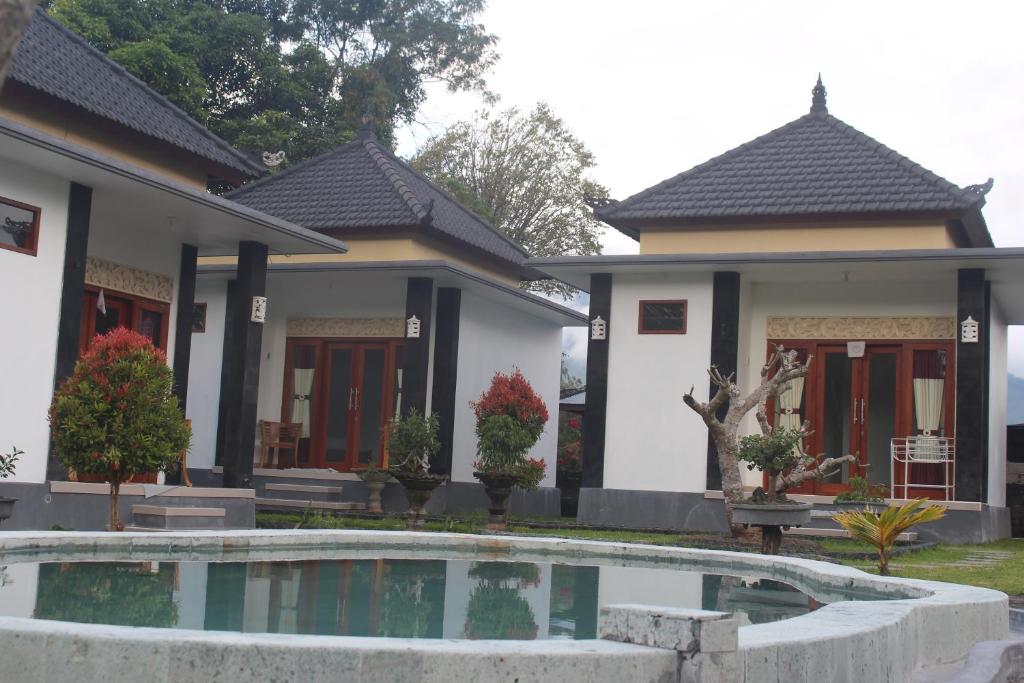 金塔马尼Batur Happy House的一座房子前面设有游泳池
