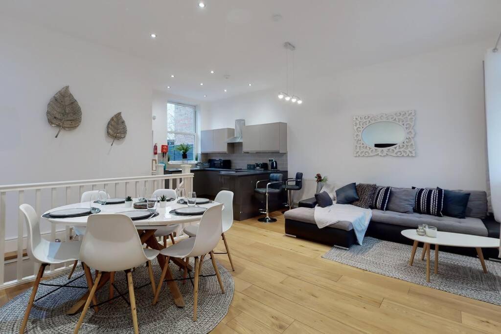 伦敦Lovely 2 Bedroom Apartment near Highgate Station的客厅配有桌子和沙发