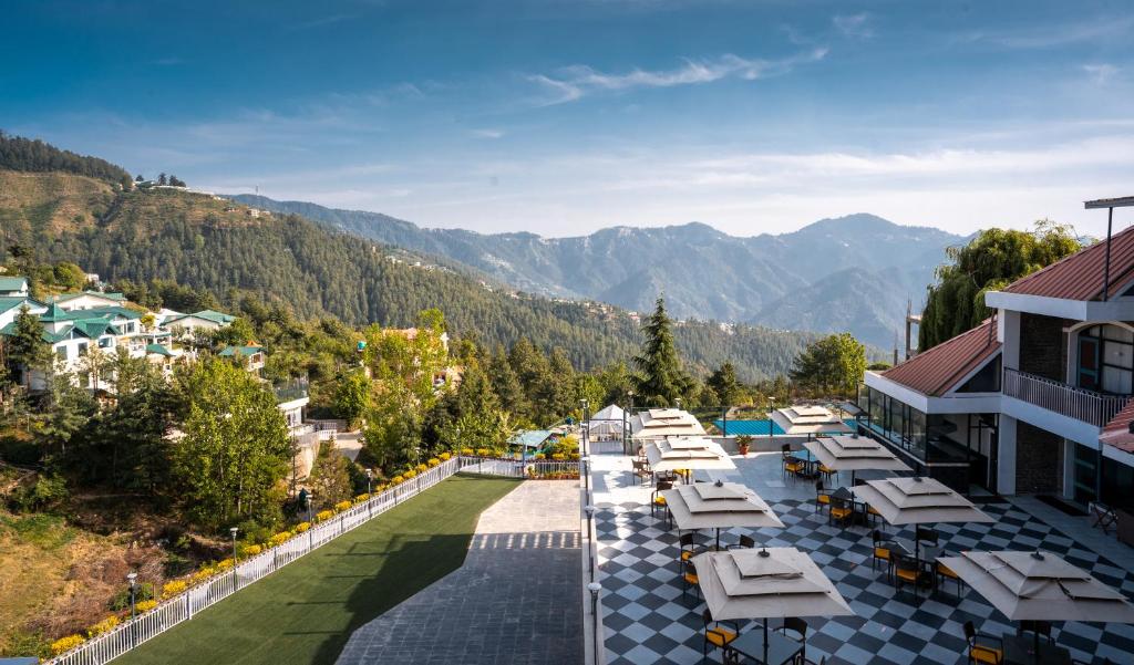 西姆拉Marigold Sarovar Portico Shimla的享有带桌椅的度假村的空中景致