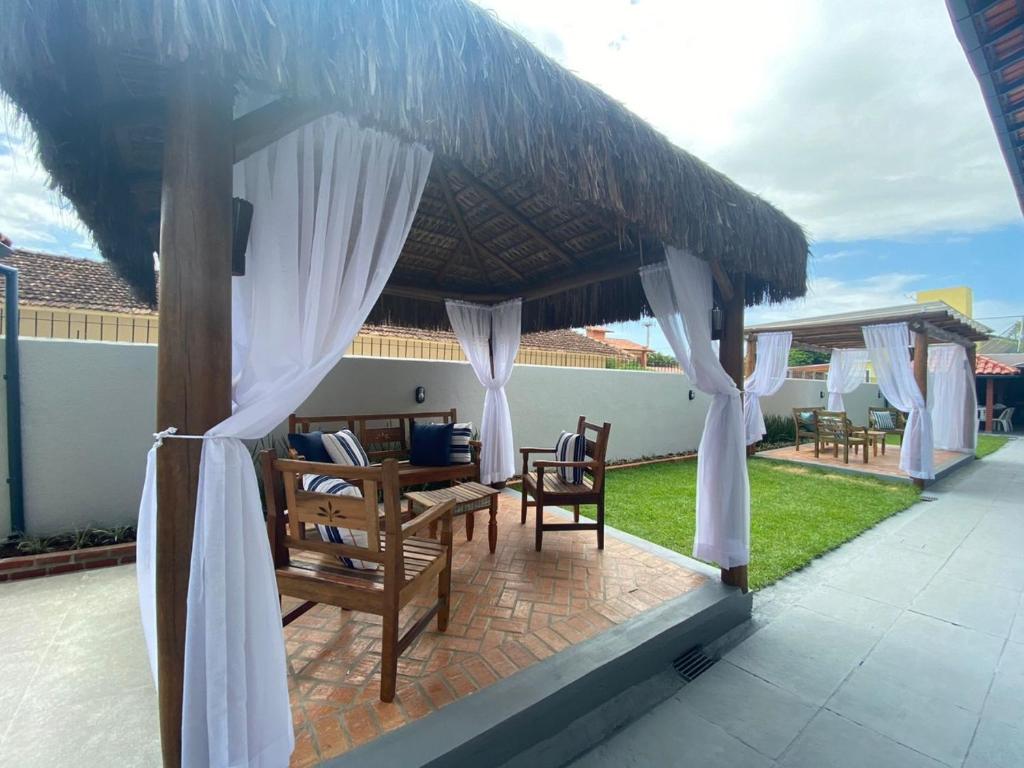 弗洛里亚诺波利斯Pousada Recanto Forte的庭院配有遮阳伞、椅子和桌子。