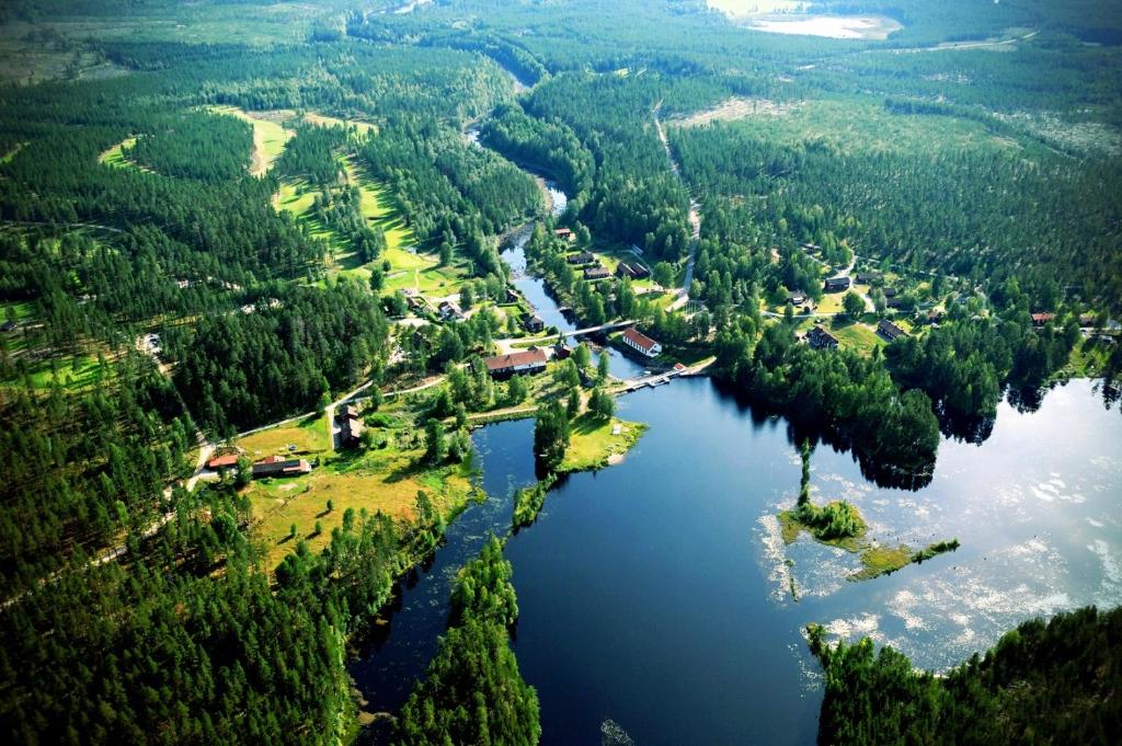 Furudals BrukFurudals Bruk的河流和城镇的空中景观