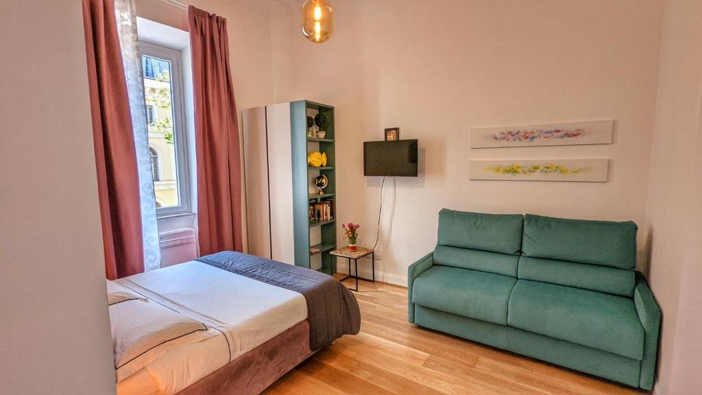 罗马Beatrix House的一间卧室配有一张床和一把绿色椅子