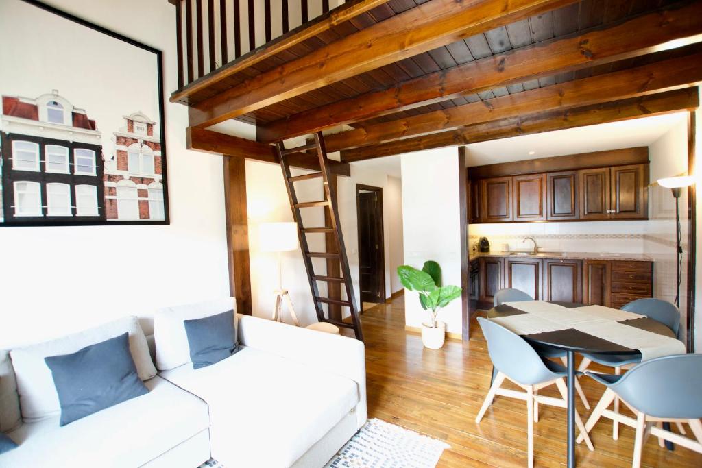 拉莫利纳Apartament Els Pins的客厅配有白色的沙发和桌子