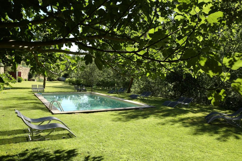 维拉·雷阿尔Casa Agricola da Levada Eco Village的庭院中间的游泳池