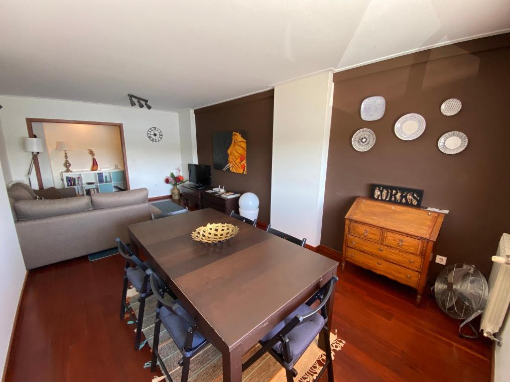 波尔图Riverfront Haven Family's Choice with Free Garage的客厅配有桌子和沙发