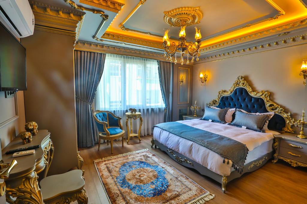特拉布宗REAL KiNG SUiTE HOTEL的一间卧室配有一张特大号床和吊灯。