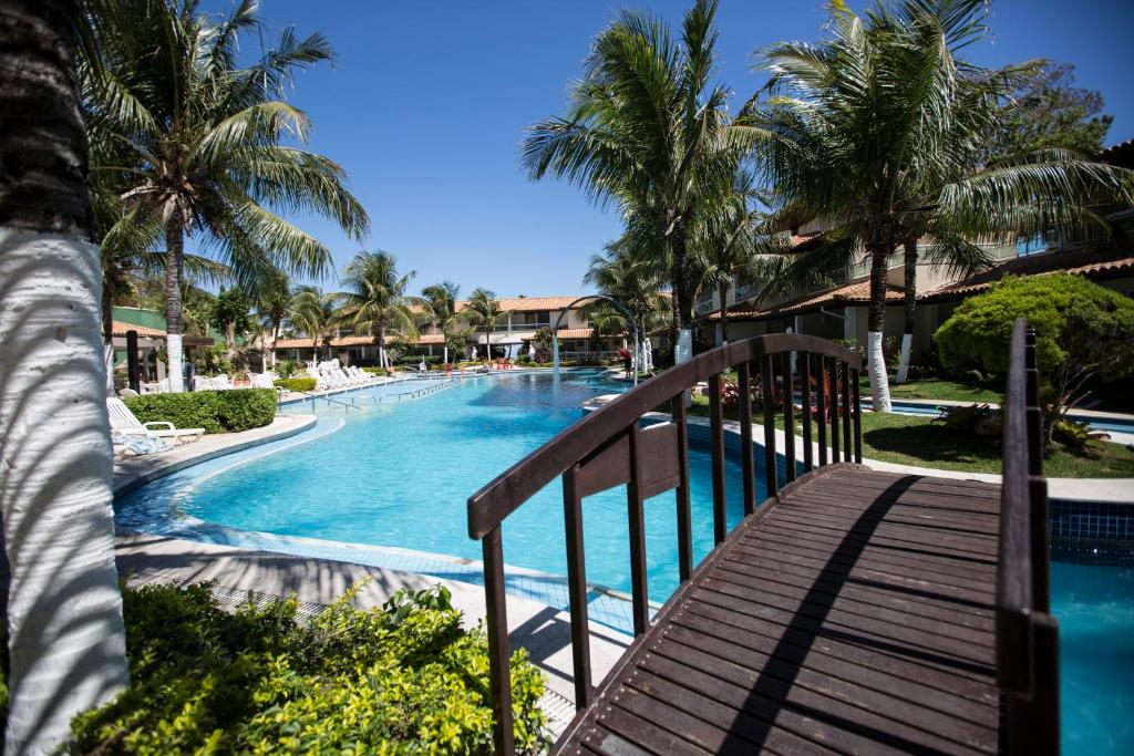 布希奥斯Hotel Atlântico Búzios Convention的享有棕榈树游泳池的景色