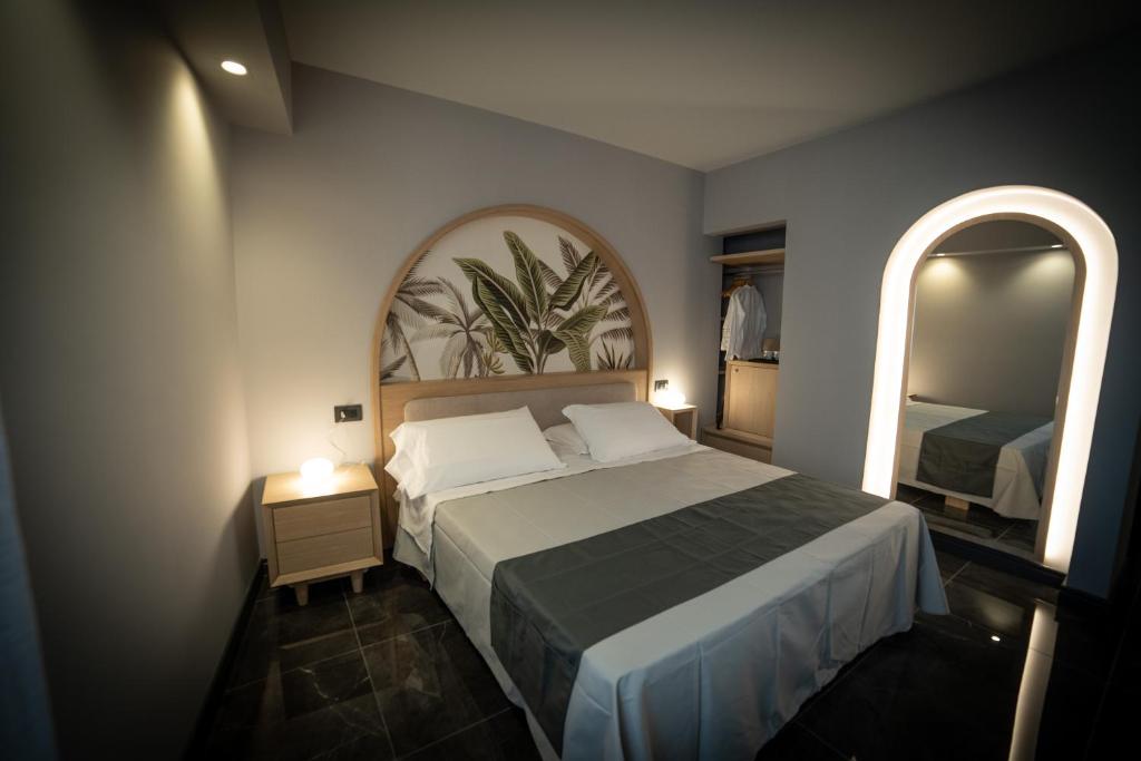 特罗佩阿Ingrid Rooms Tropea的一间卧室配有一张大床和两面镜子