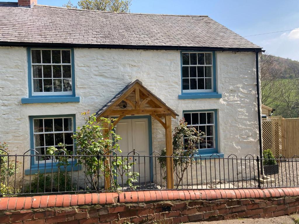 兰戈伦Avondale的白色的房子,设有蓝色的窗户和栅栏
