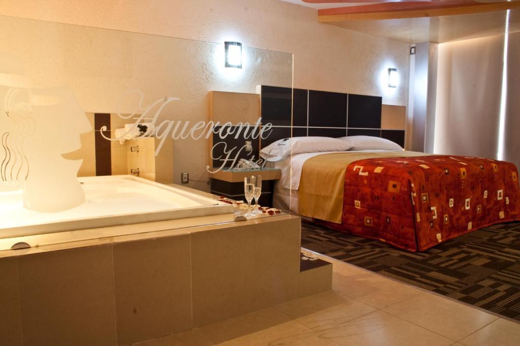 Ixtapaluca阿克隆特酒店的一间带浴缸、床和浴缸的卧室