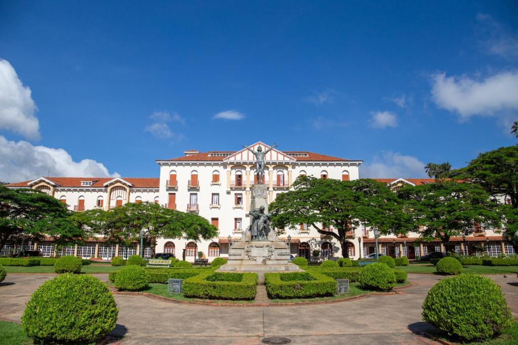 波苏斯-迪卡尔达斯皇宫酒店的一座大型建筑,前面有一个喷泉