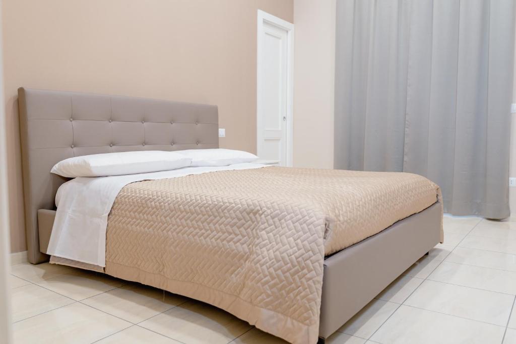 庞贝Carmela's Guest House Pompeii的白色卧室设有一张白色墙壁的大床