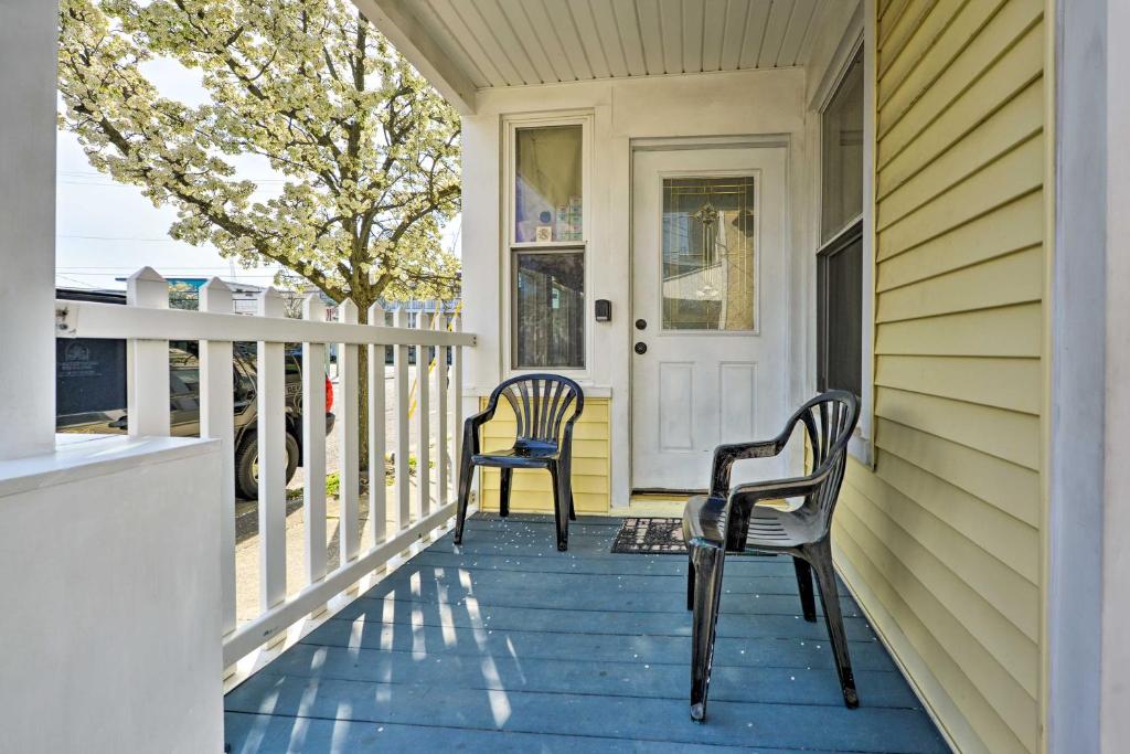 怀尔德伍德Wildwood Apartment - Porch and Enclosed Sunroom!的两把椅子坐在房子前门廊上