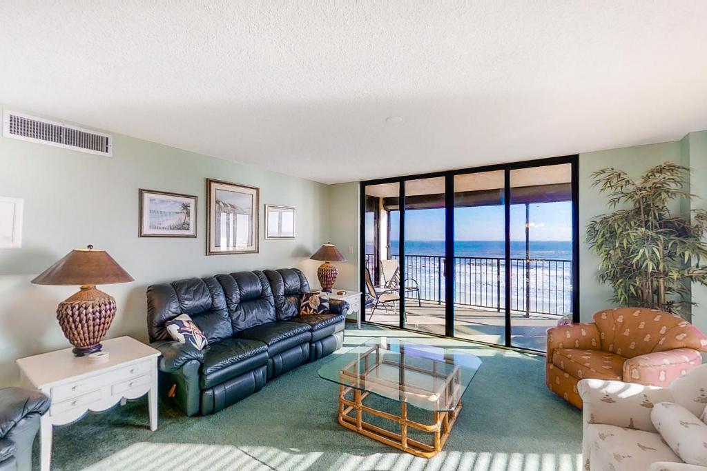 圣奥古斯丁Sand Dollar II 408的带沙发的客厅,享有海景