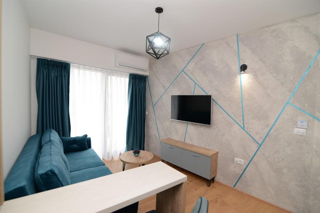 奥赫里德NOCE Apartments - Premium Lake View的客厅配有沙发和墙上的电视
