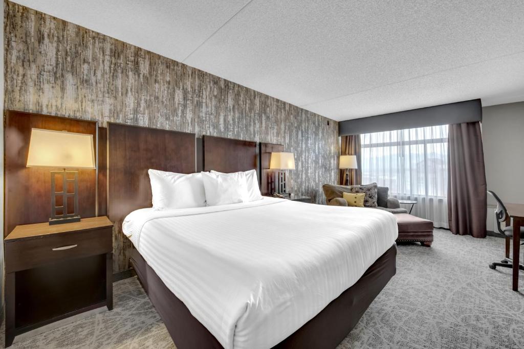 科罗拉多斯普林斯科罗拉多斯普林斯学院酒店的酒店客房设有一张大床和一间客厅。