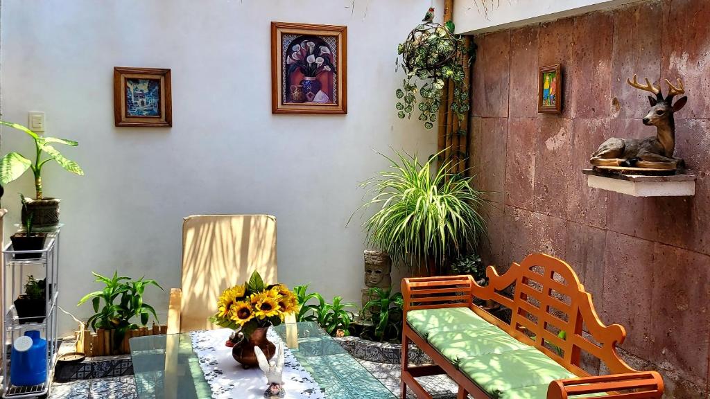 墨西哥城Casa Q BnB的上面有向日葵花瓶的桌子