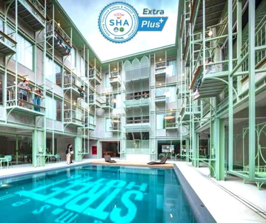 曼谷Samsen Street Hotel的大楼内的大型游泳池