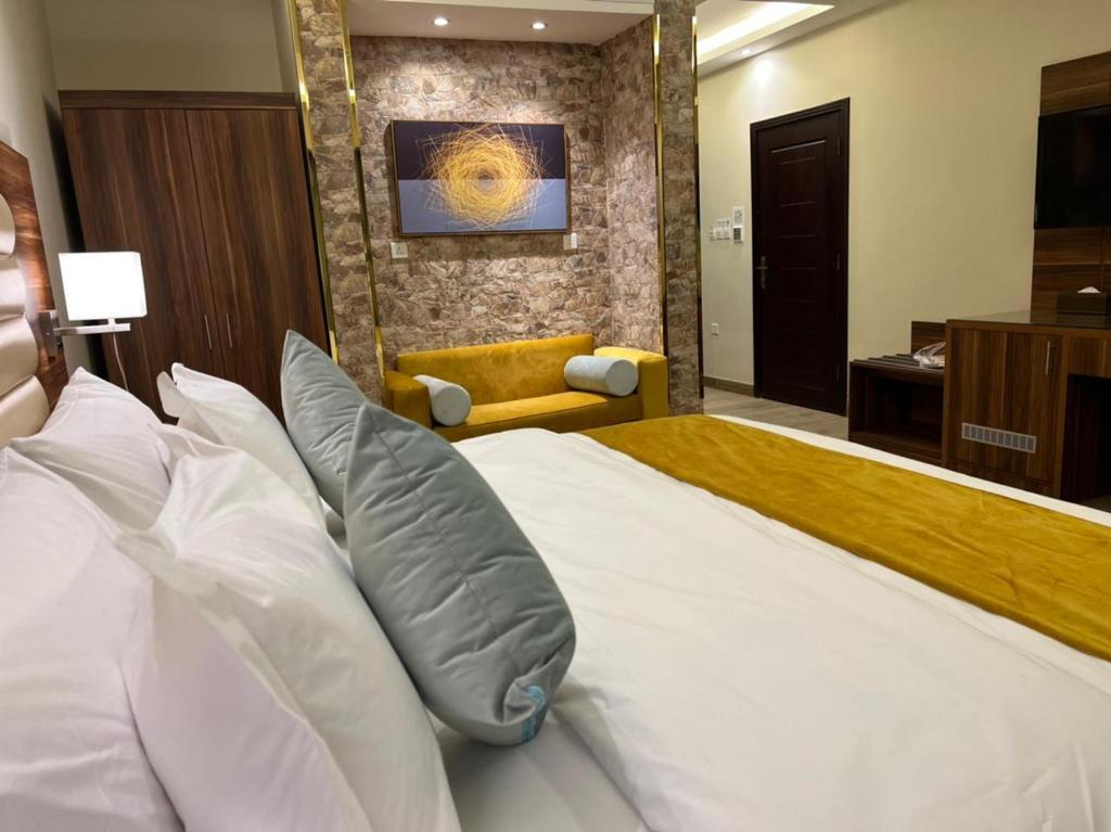 吉达Moments Hotel的卧室配有带白色枕头的大床