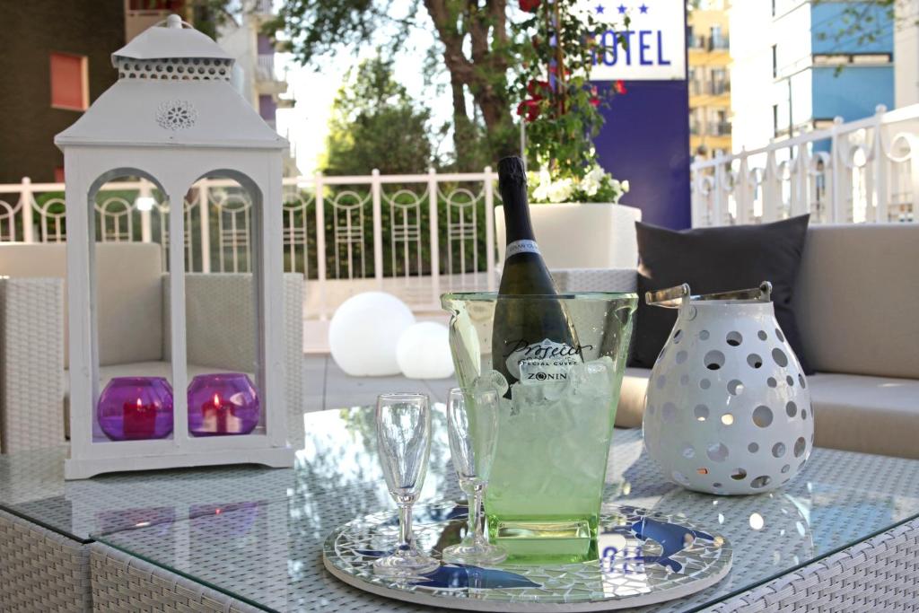 里乔内Hotel Bel Air的一张桌子上坐着一瓶葡萄酒和一杯