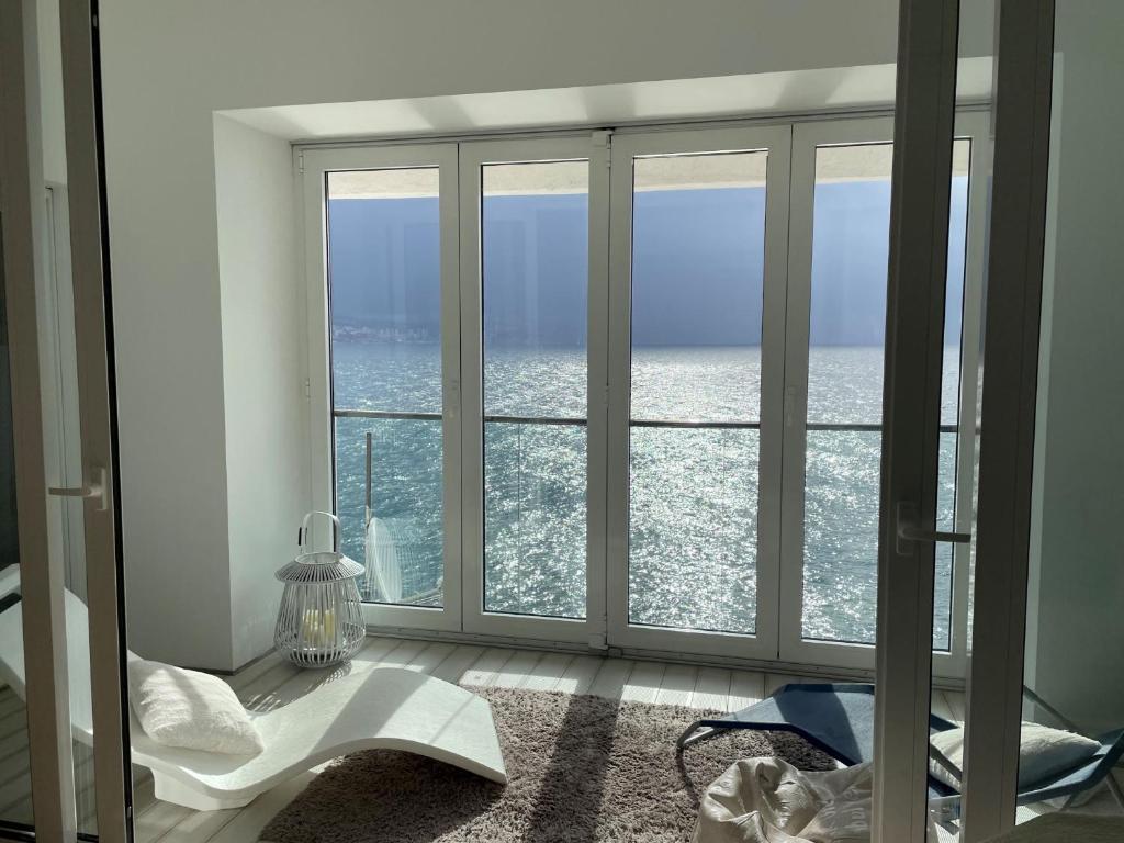 奥帕提亚First row to the sea - Nautilus Deluxe Apartment的客房设有海景窗户。