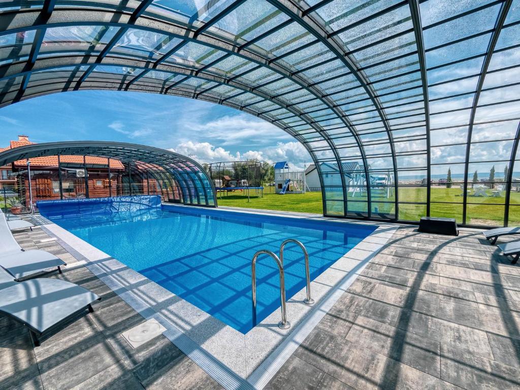 库瑞尼卡慕斯卡Twój Port的一座大型游泳池,拥有一座玻璃圆顶建筑