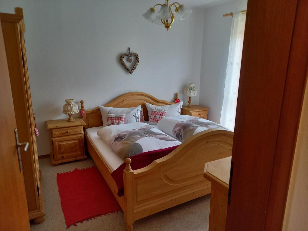 贝里斯泽尔Ferienwohnung Bayrischzell的一间卧室,卧室内配有一张木床