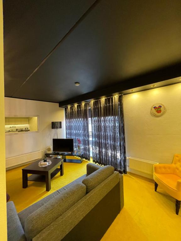 派德Guest House Bermuuda Apartment的客厅配有沙发和桌子