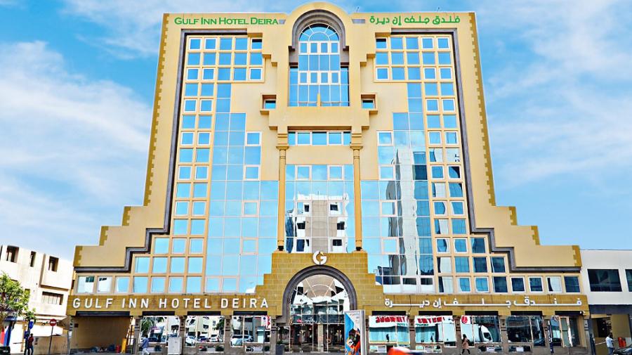 迪拜Gulf Inn Hotel Deira Formerly City Star Hotel的一座拥有很多窗户的酒店大楼