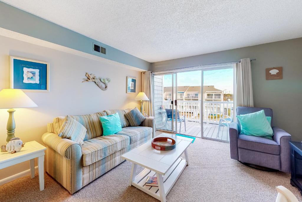 大洋城Hidden Harbour 312C的客厅配有沙发和桌子