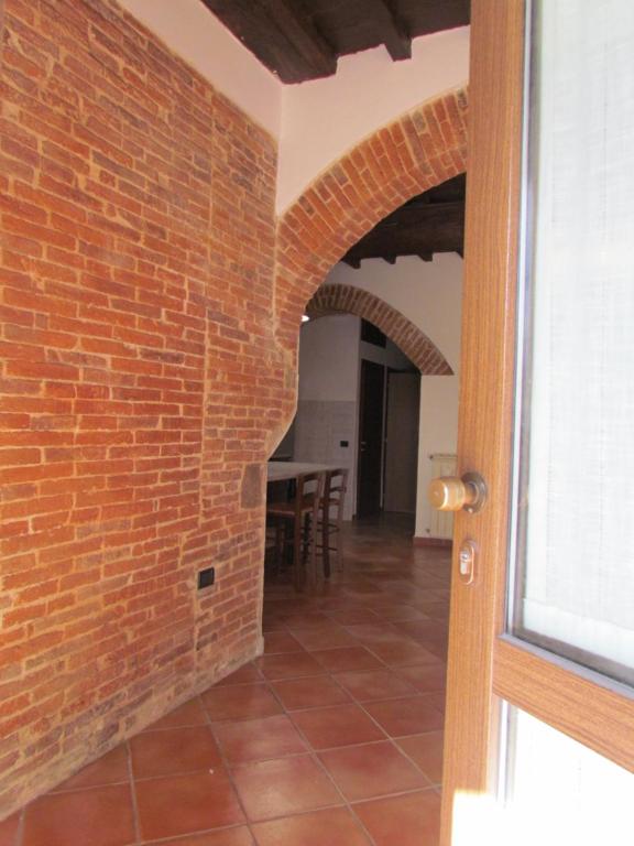 巴贝里诺·迪·穆杰罗Antica dimora的一间设有砖墙和桌子的房间