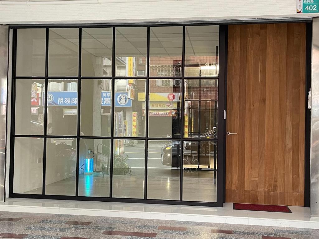 台南新兴九洲会馆 的一座带玻璃窗和木门的建筑
