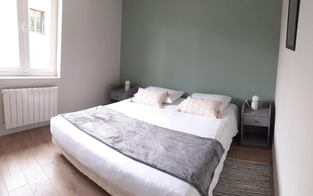 CabreretsLe Refuge du Cele的卧室配有一张带两个枕头的大白色床