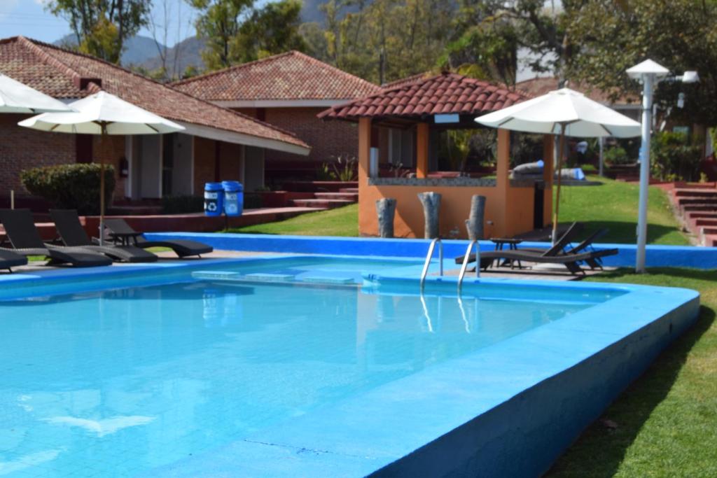 查帕拉乡村酒店内部或周边的泳池
