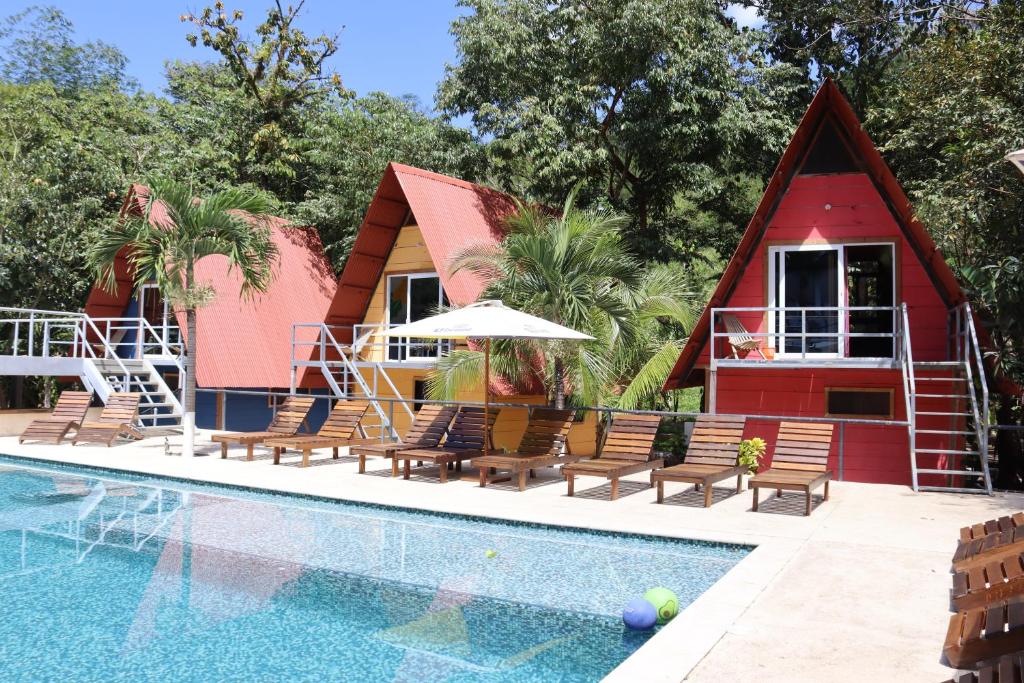 兰金格林格斯酒店的一座带游泳池和红色房子的房子