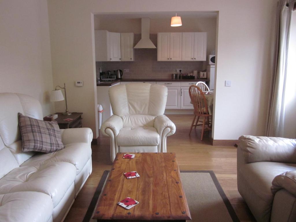 林利斯戈Easter Bowhouse Farm Cottage的客厅配有沙发、椅子和桌子