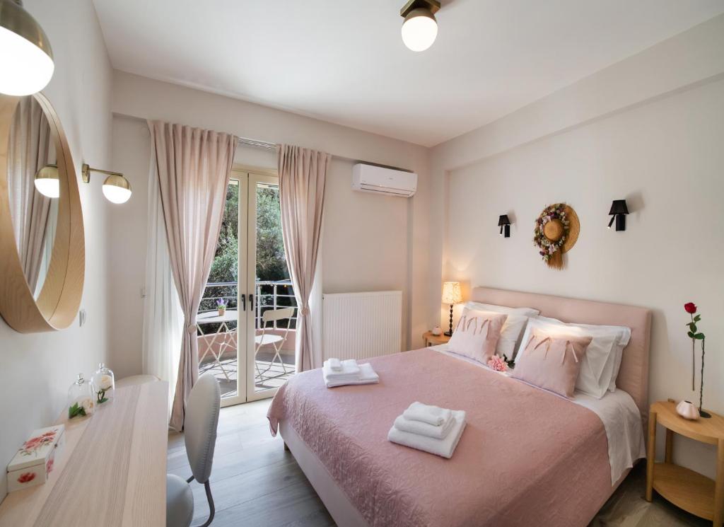 ApolpainaIL SEGRETO DI VARDA的卧室配有粉红色的床和阳台。