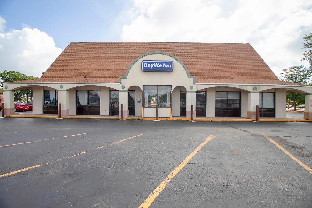 埃尔克哈特Hotel O Daylight Inn Elkhart I-90, IN的大楼前的停车场