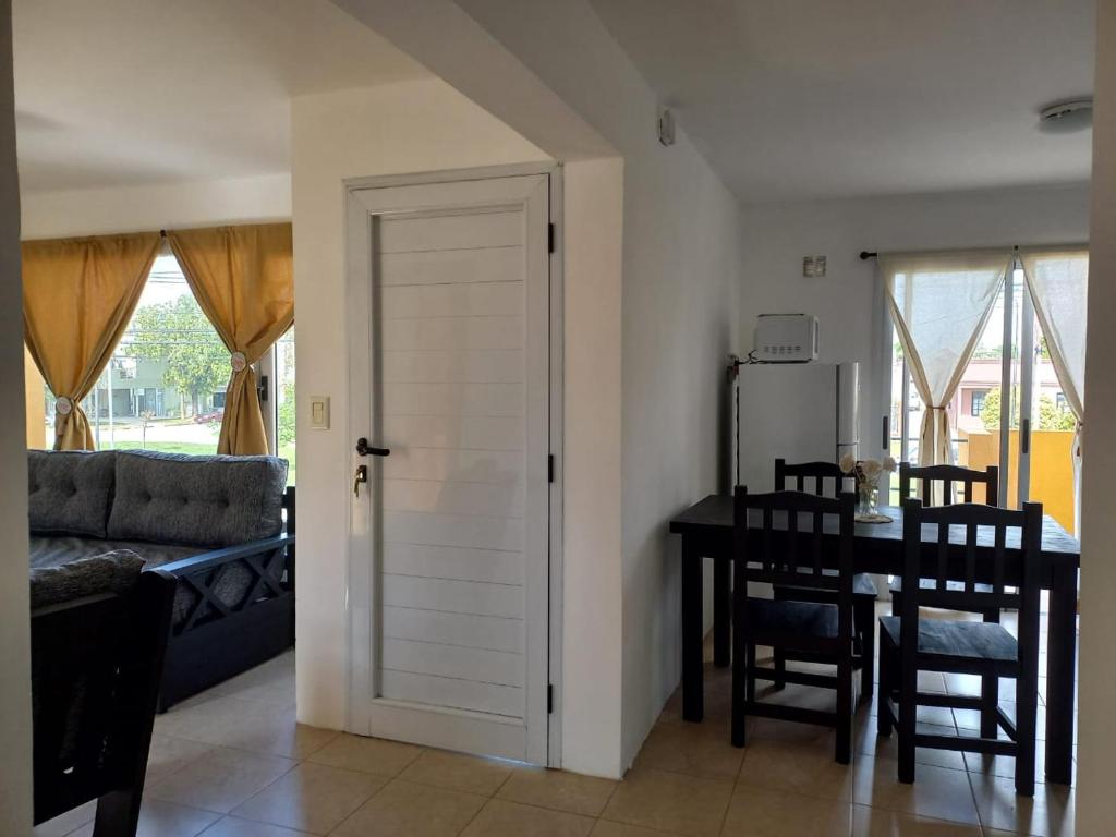 查斯科穆斯Refugio del visitante的客厅配有桌子和白色门