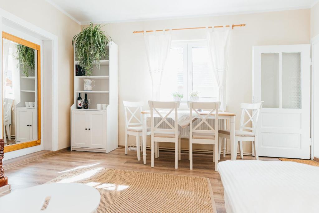 CiumaniLilibet Guesthouse - Lilibet Vendégház的白色的用餐室配有桌椅