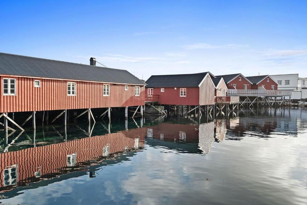 斯塔姆松Fishermans cabin in Lofoten, Stamsund的水边的一排房子