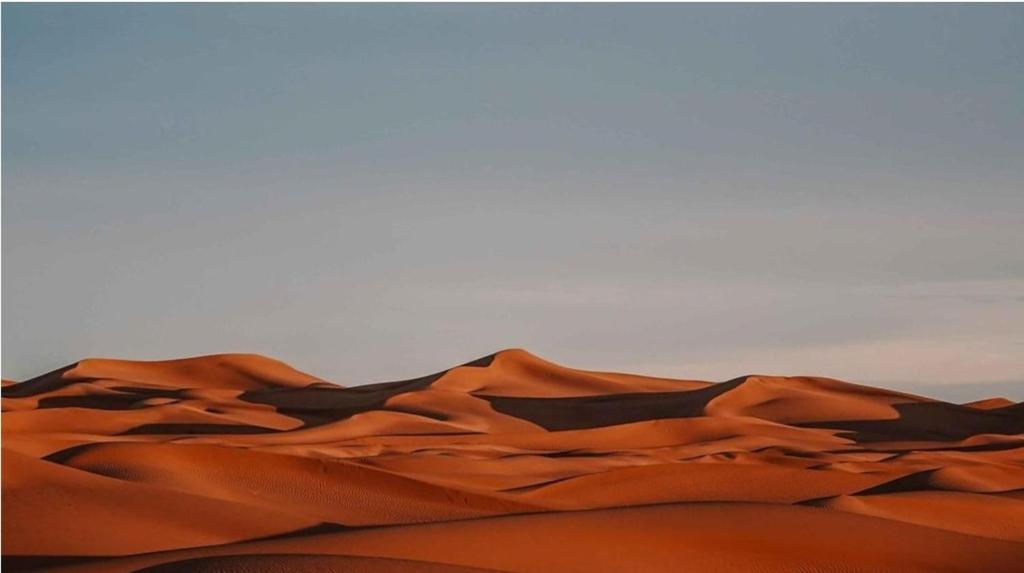 姆哈米德Chegaga desert Trips camp的沙漠中间的沙丘