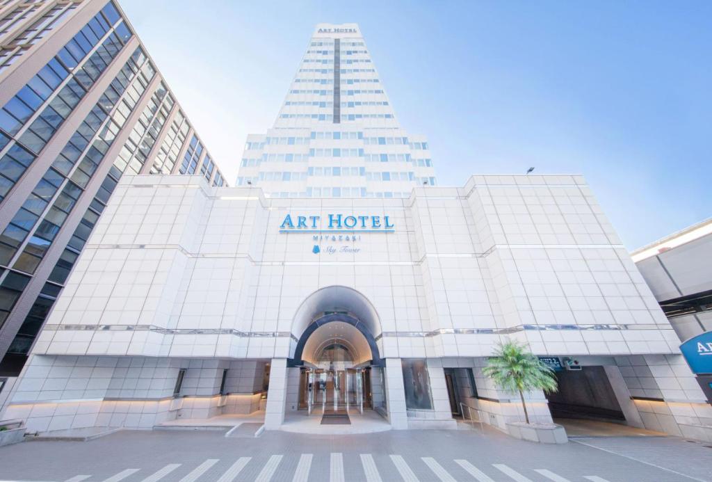宫崎ART HOTEL Miyazaki Sky Tower的一座艺术酒店,其建筑高耸于其背景