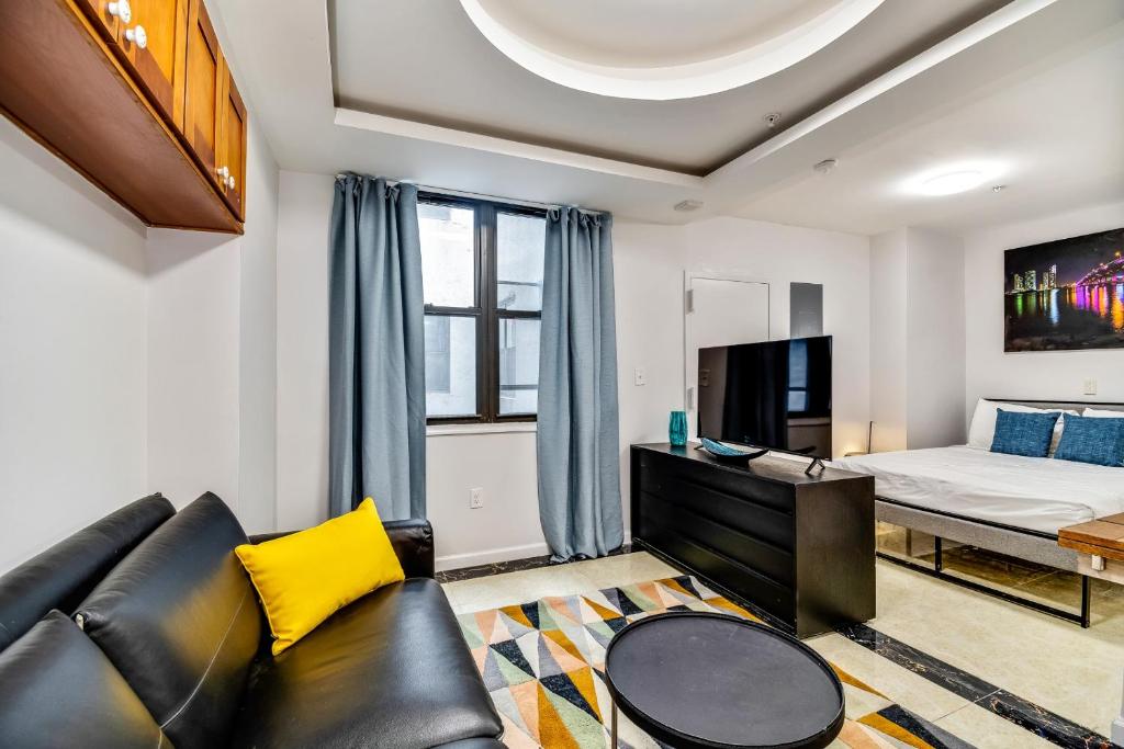 费城The Philadelphia Stay 1BD Apartment in the Heart of the City的客厅配有沙发和1张床