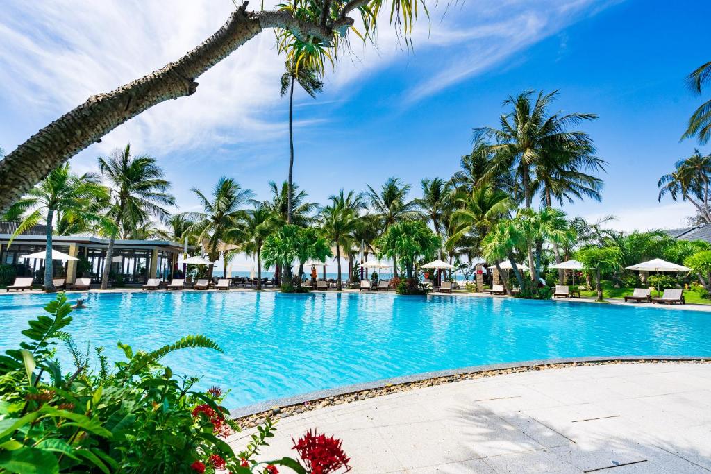 美奈晃玉海滩度假酒店的棕榈树度假村的游泳池