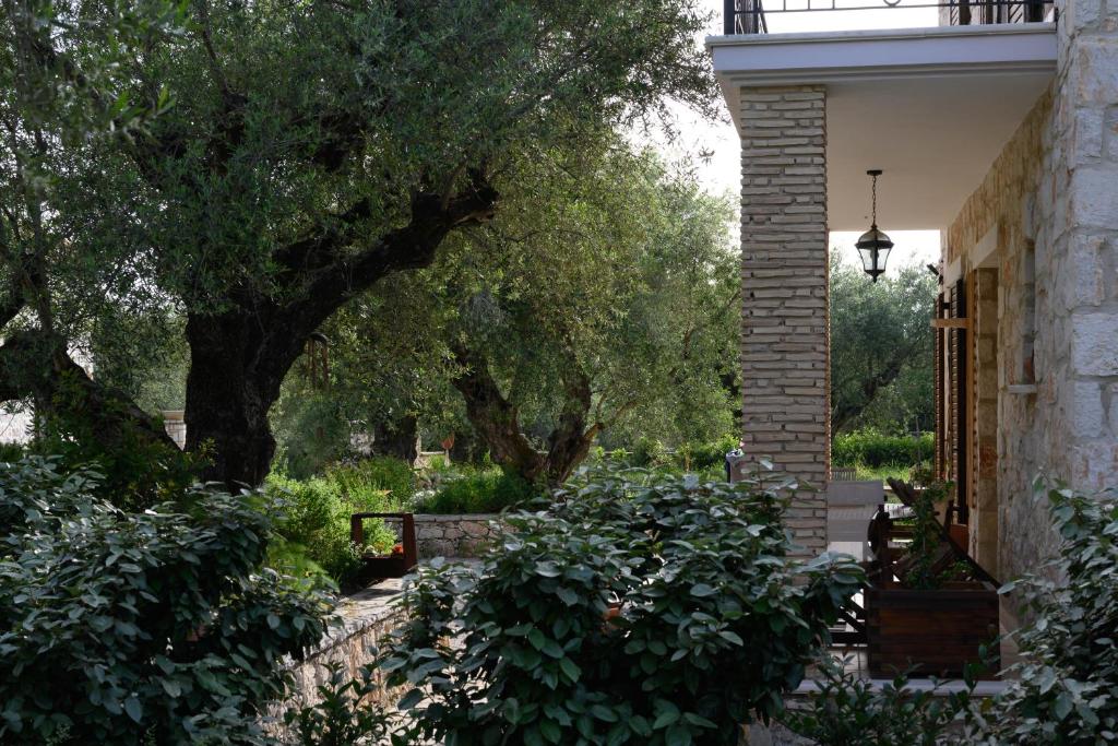 卡拉马孔LIORIZA Country Houses的花园的背景是围栏和树木