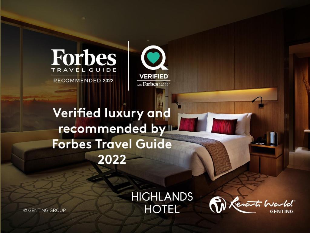 云顶高原Resorts World Genting - Highlands Hotel的酒店客房的一张海报,配有一张床