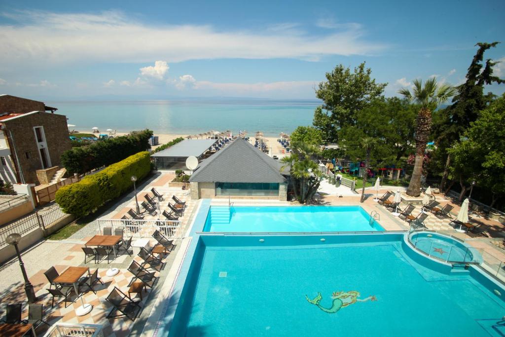 卡尼奥提奈尔斯酒店的享有度假村游泳池的顶部景致