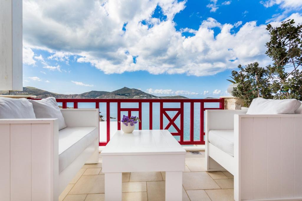 纳乌萨Katerina mare的山景阳台,配有白色家具。